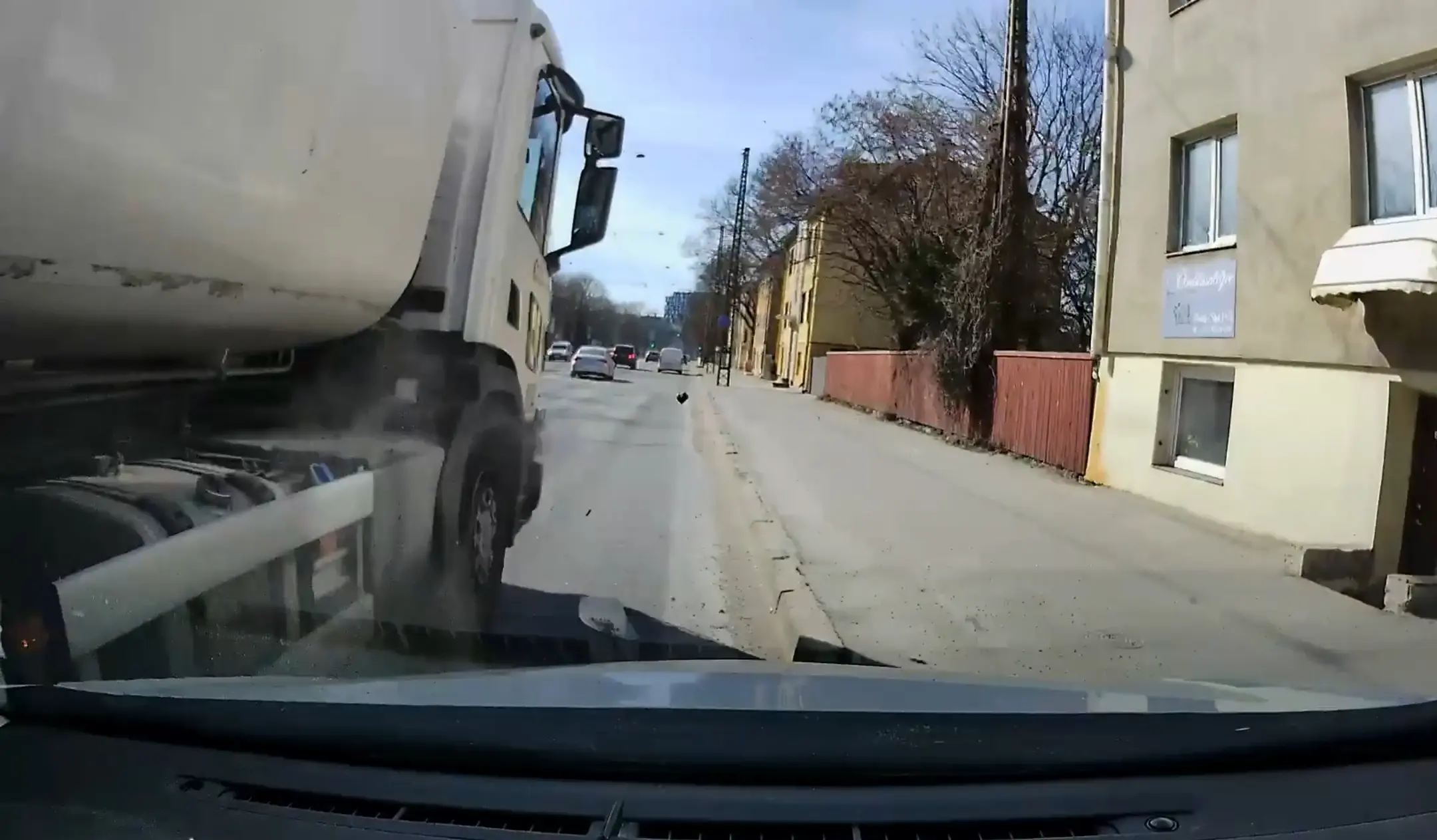 Vaata, mis juhtub kui jääd veoauto pimedasse nurka