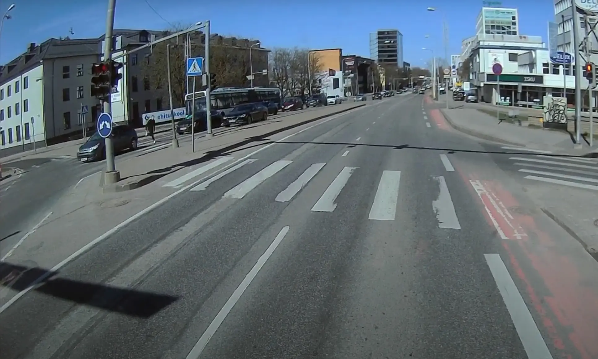 Punase tulega teele jooksnud noormees jäi auto alla