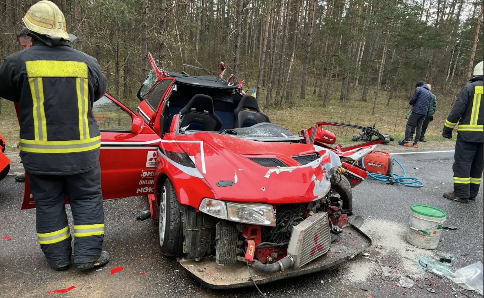 Volvo ja Mitsubishi kokkupõrke tulemusena viidi kuus inimest haiglasse
