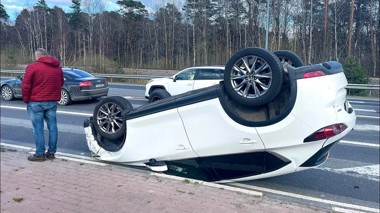 Vaata, kuidas Pärnus auto lambist katusele keerati