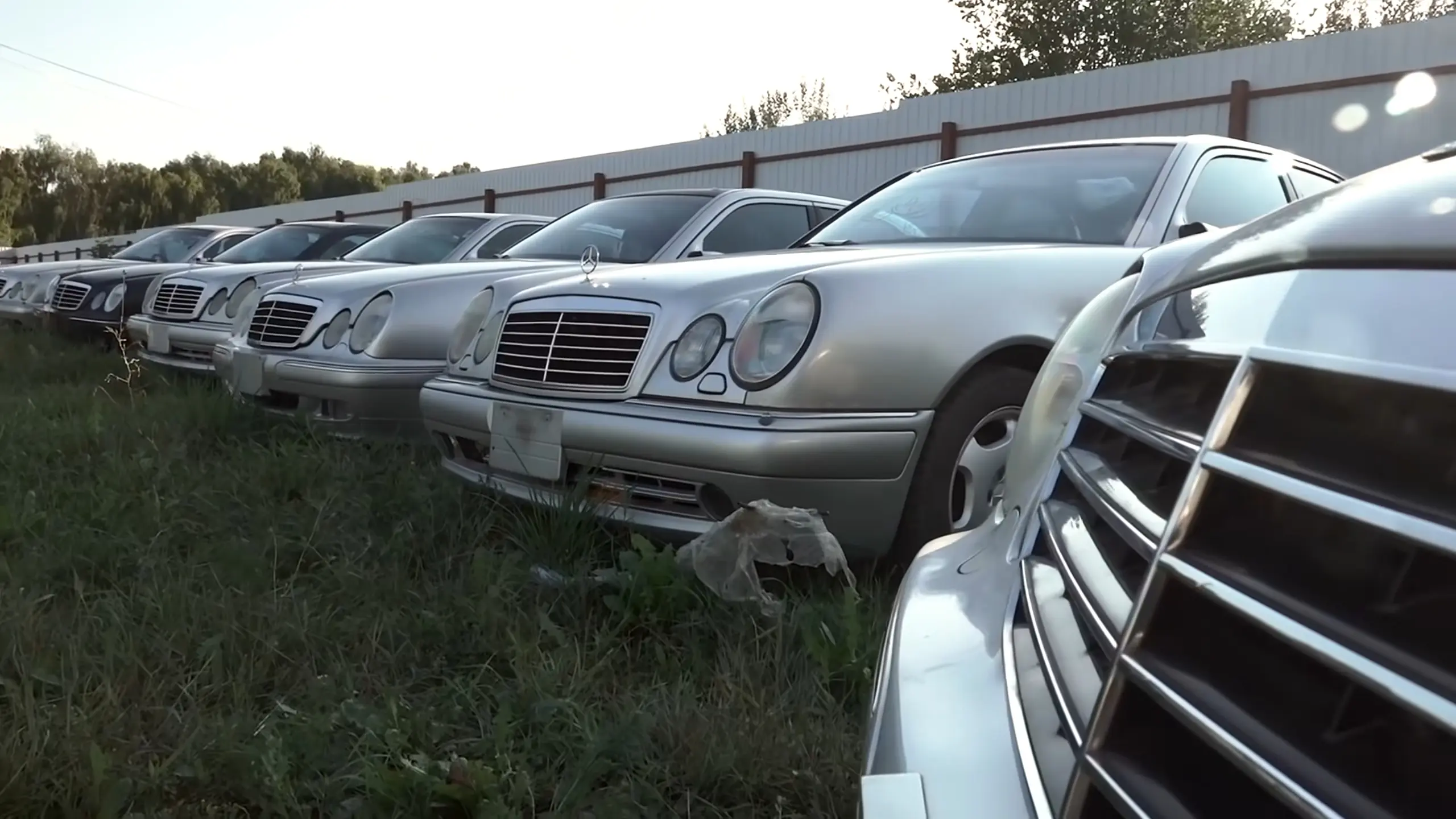 Kümned sellel platsil seisvad BMW-d ja Mercedesed kuuluvad hävitamisele
