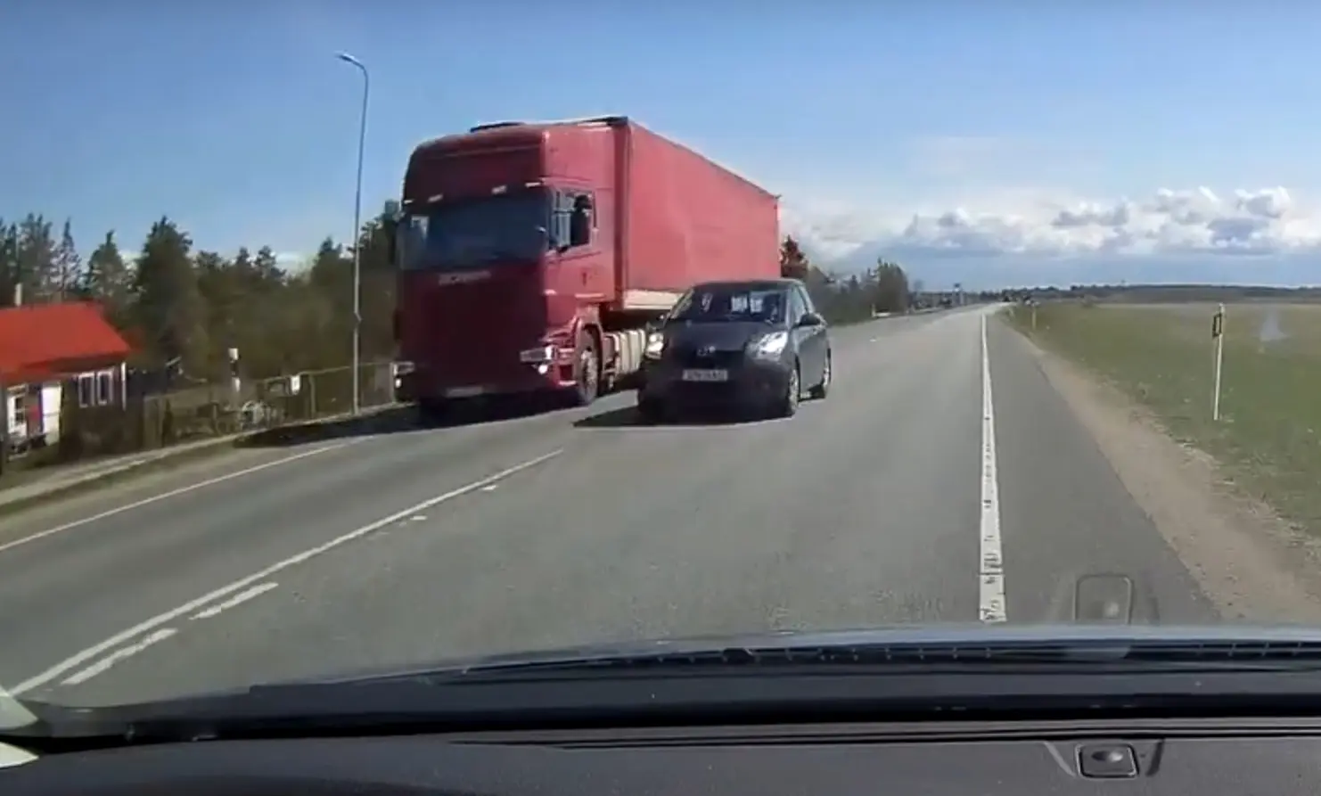 Isegi rekajuht tõmbas kõrvale aga see hull kimas ikka keset teed