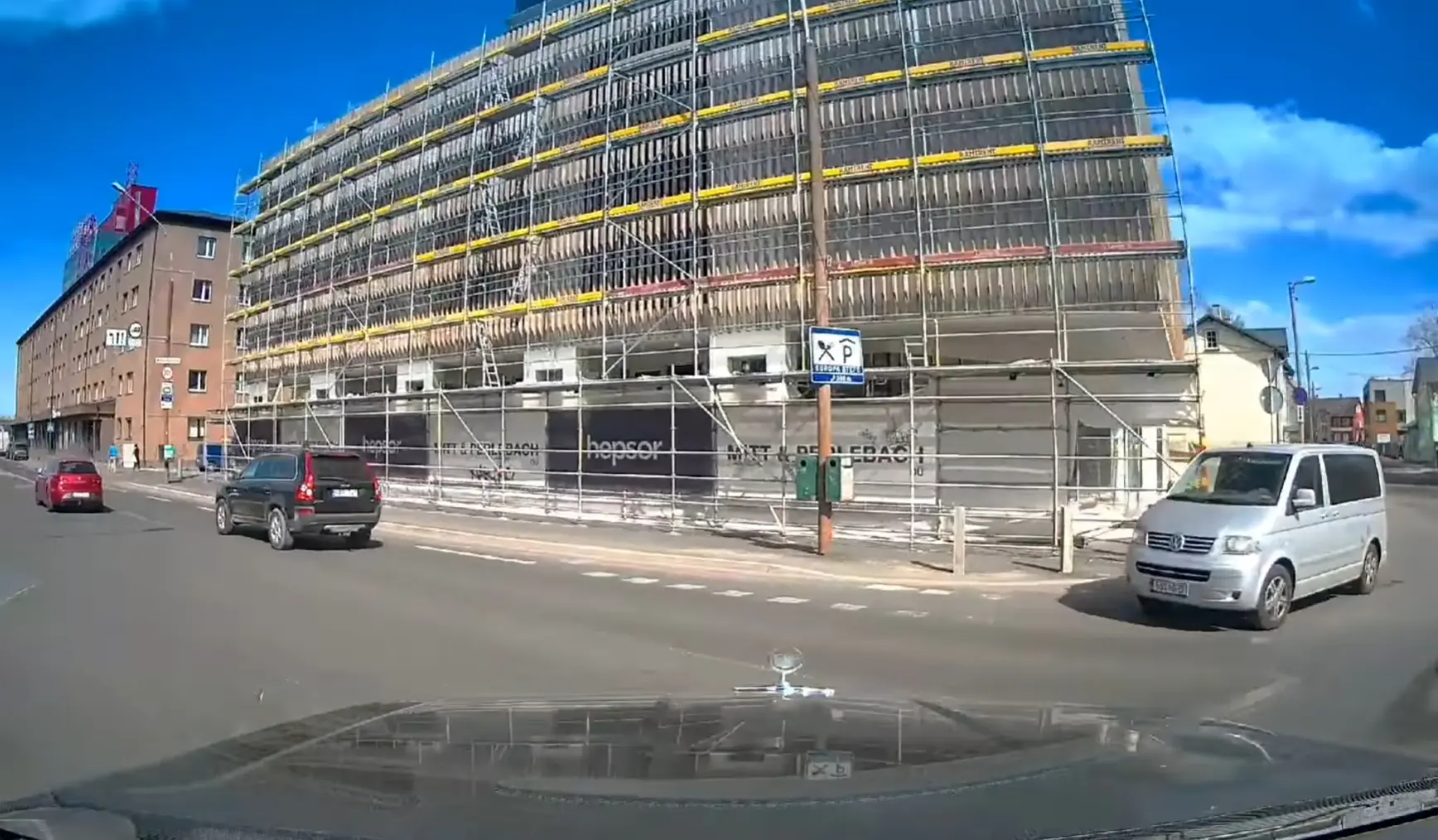 Liiklusintsident Pärnu maantee viadukti juures. Kummal oli eesõigus?