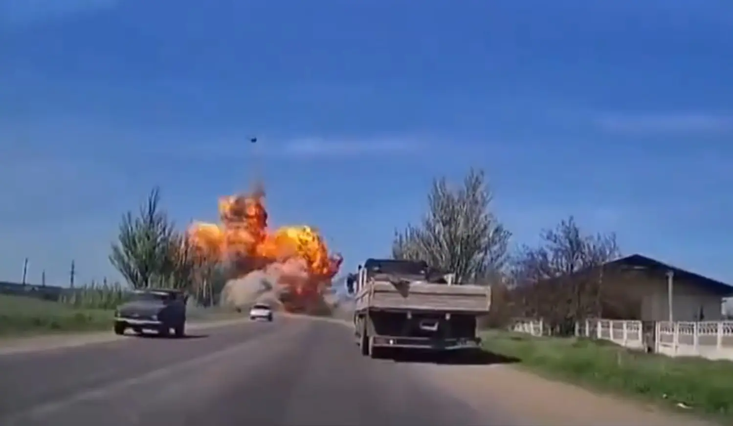 Vaata, kuidas vene tank Ukrainas vastu taevast lendab