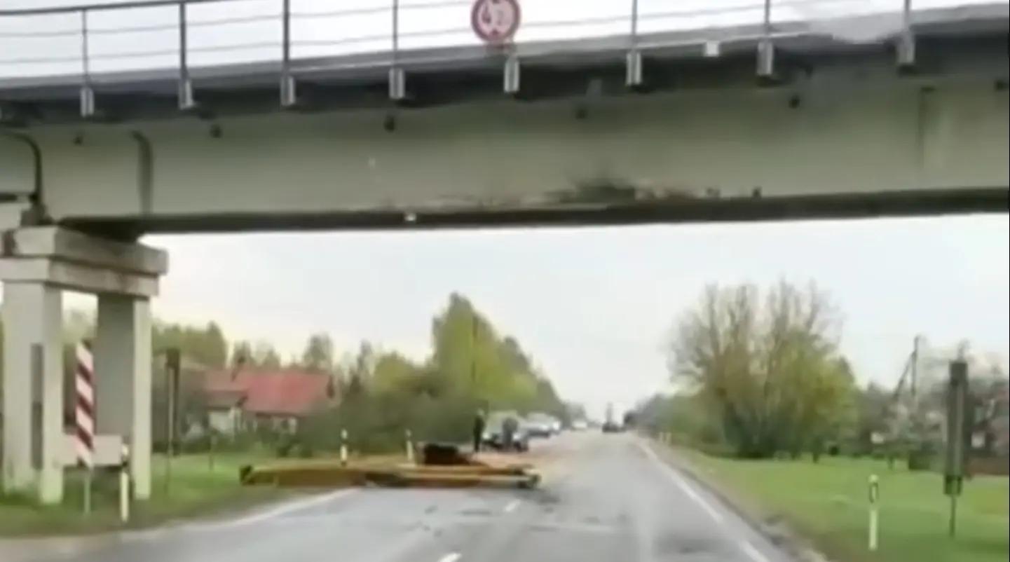 Veoauto kihutas nii kiiresti vastu silda, et ekskavaatoril murdus terve poom küljest