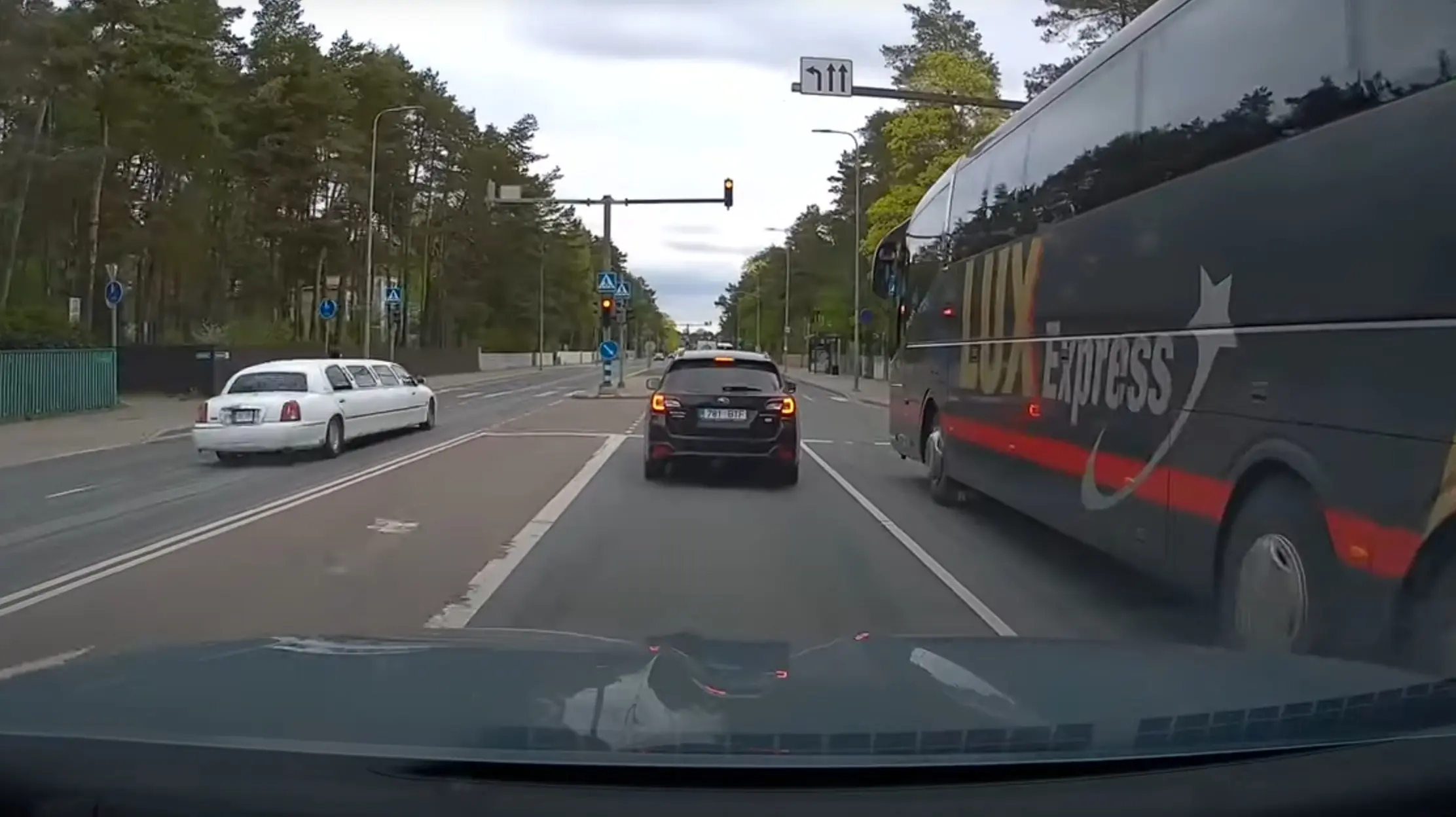Punase alt ta igatahes läbi ei sõitnud, sest see ei kehti vastasuuna kohta. Vist?