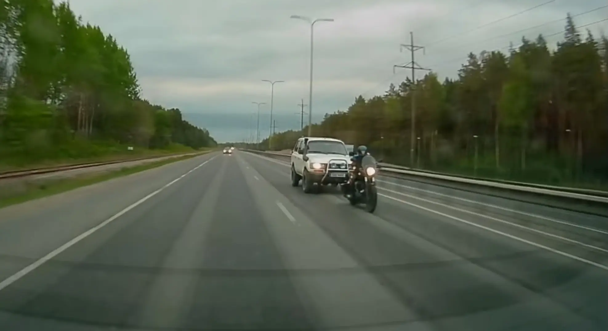 Kas mootorratturitel on esimeses reas sõitmine keelatud?