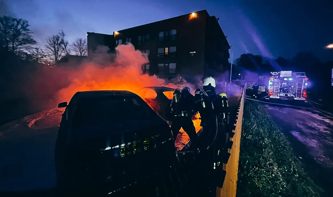 Hõõguv koni põletas maha prügikasti ja kolm autot selle kõrval