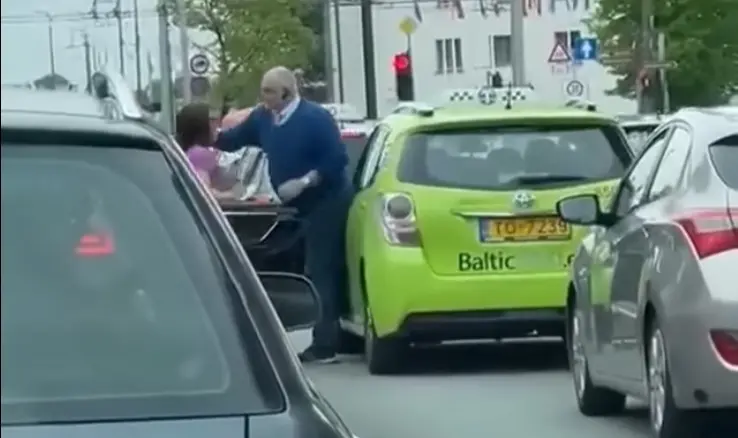 Vanureid ja naisi ei lööda. Aga kui kaks sellist lähevadki keset teed kaklema?