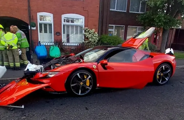 Võimsiam seeriatootmises olev Ferrari põrkas kokku viie autoga, juht jooksis minema