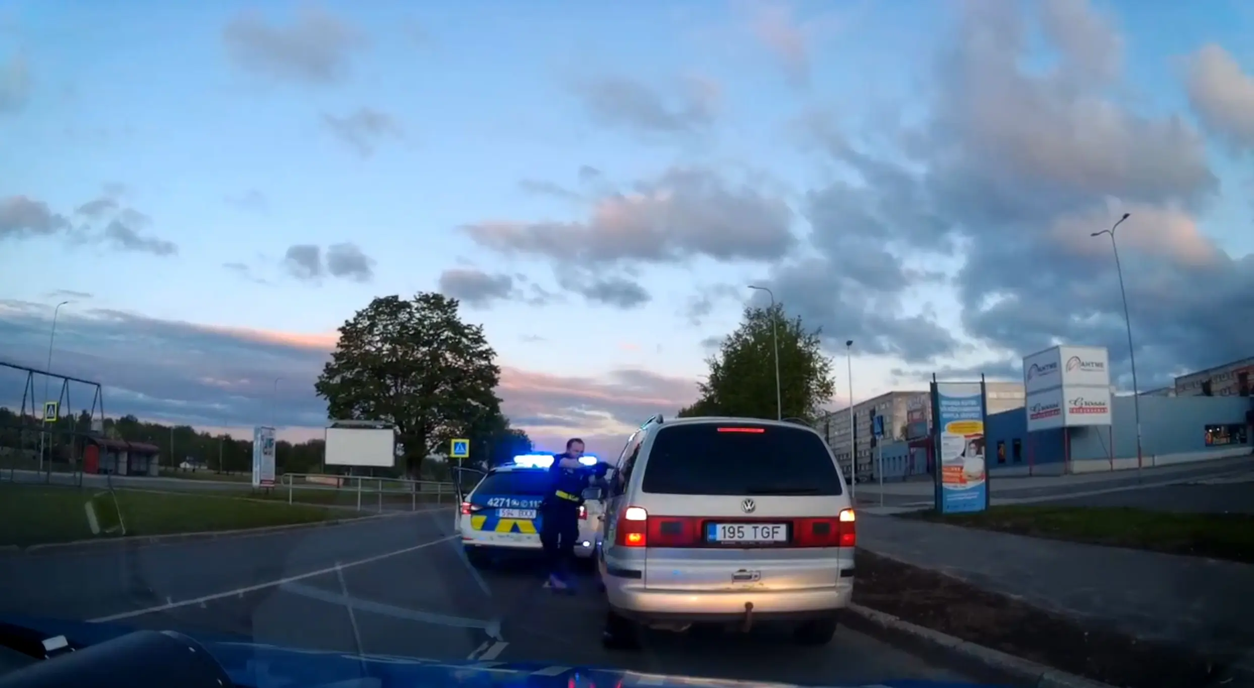 Vaata, kuidas politseinikud Jõhvis roolijoodikut taga ajasid