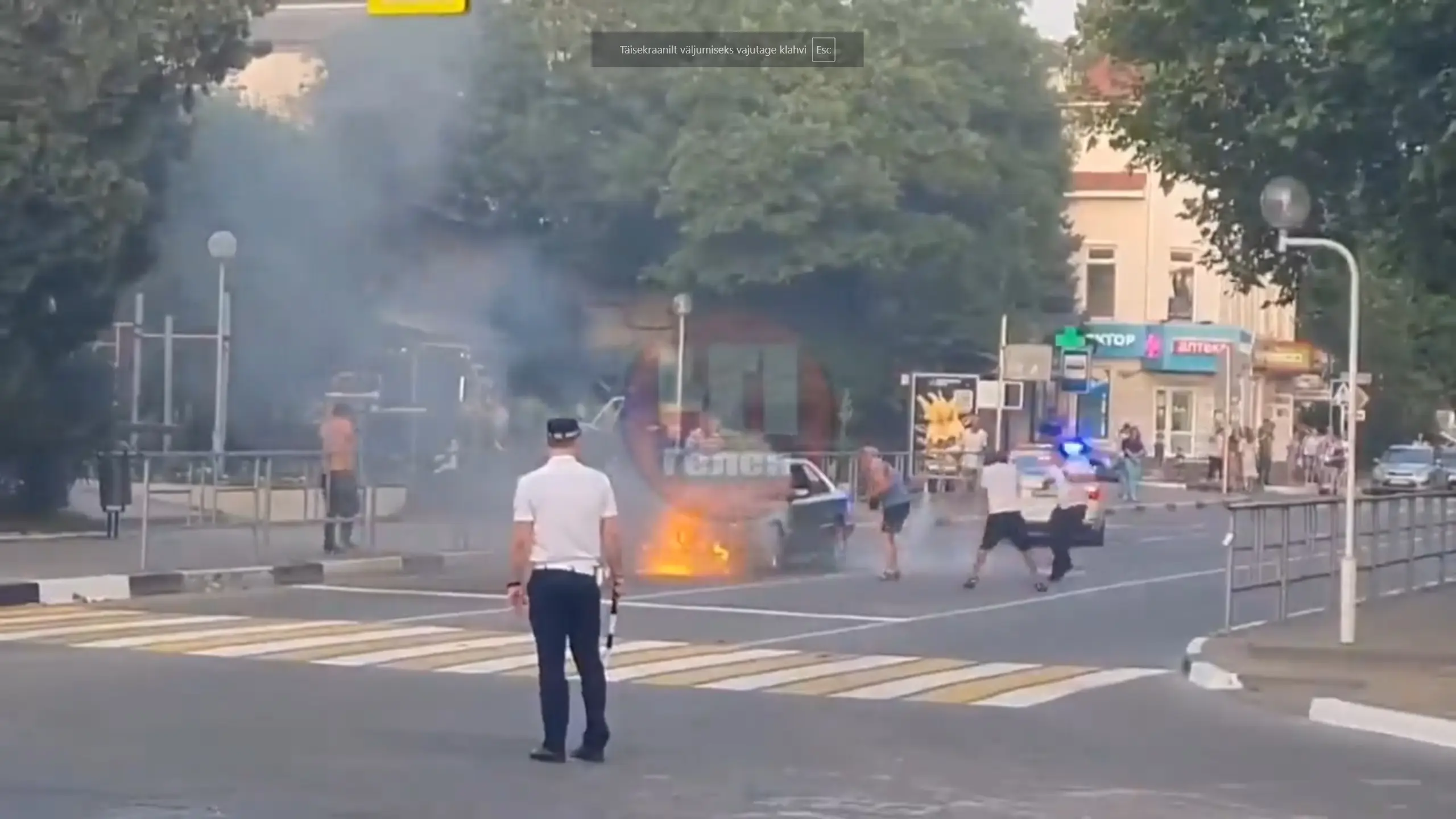 Vaata paremat videot põleva auto ja lendava pulberkustuti intsidendist