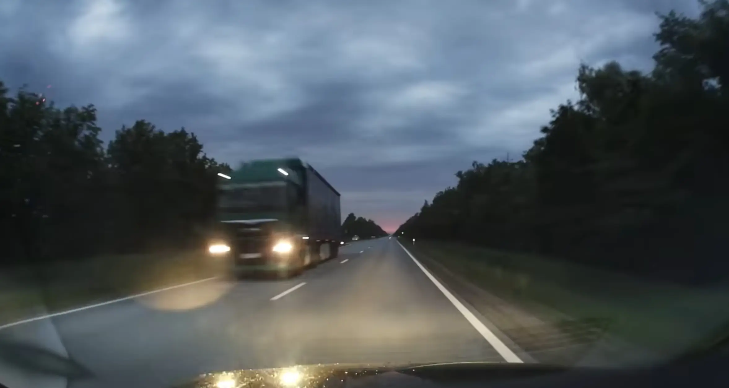 Video järgi tundub, et politseinik soovib pettuse teel autojuhilt väikest altkäemaksu saada