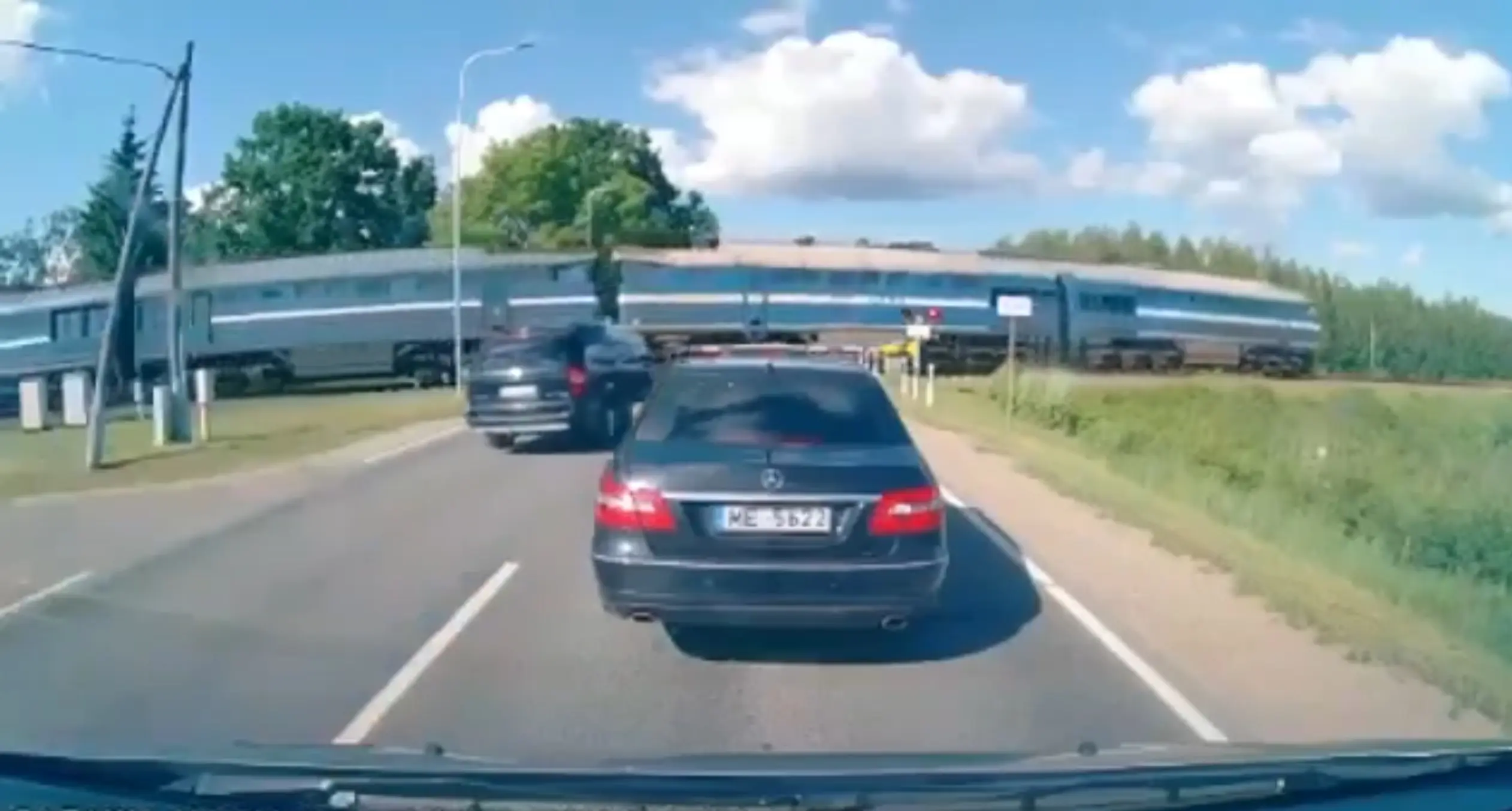 Auto kihutas raudtee ülesõidul liikuvale kaubarongile küljepealt sisse
