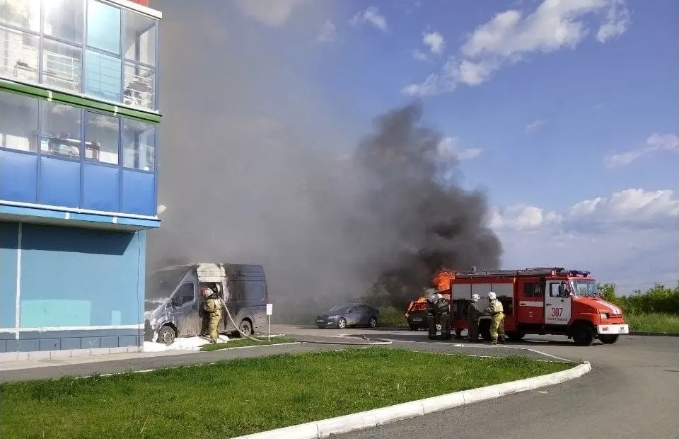 Läks põleva sõiduauto kõrvalt oma kaubikut päästma, kuid jäi ka ise sinna sisse