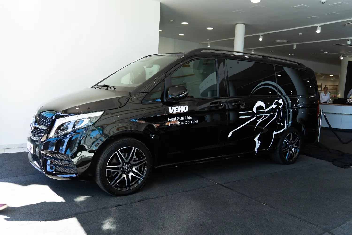 Veho AS andis Eesti Golfi Liidule üle ruumika Mercedes-Benz V-klassi