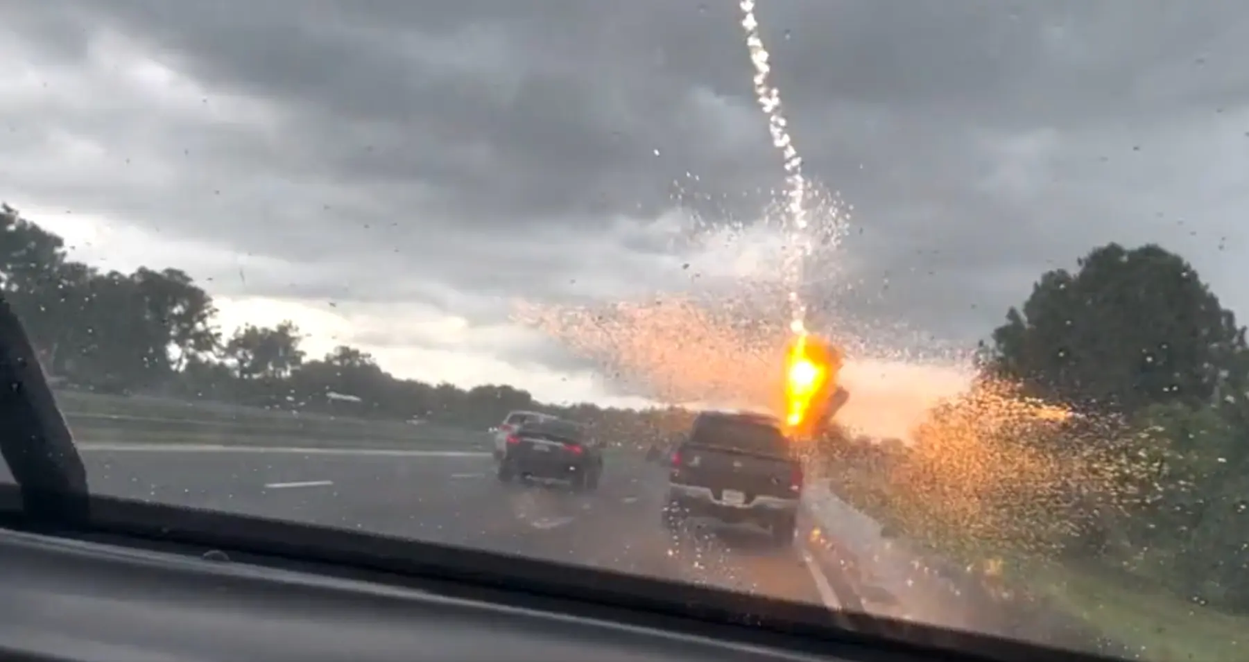 Välk lõi sõitvasse autosse