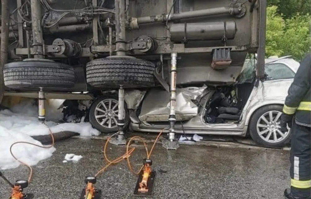 Ränkraskes avariis põrkasid kokku viis autot. Kaks inimest said surma, neli viidi haiglasse