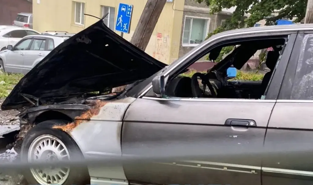 BMW põrkas kokku Rolls-Royce'iga, kuid põles kiiresti maha, kui ilmus video avarii toimumisest