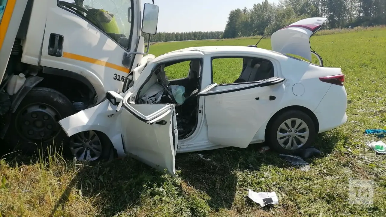 Rängas avariis sõiduauto ja veoki vahel sai kaks inimest kohapeal surma