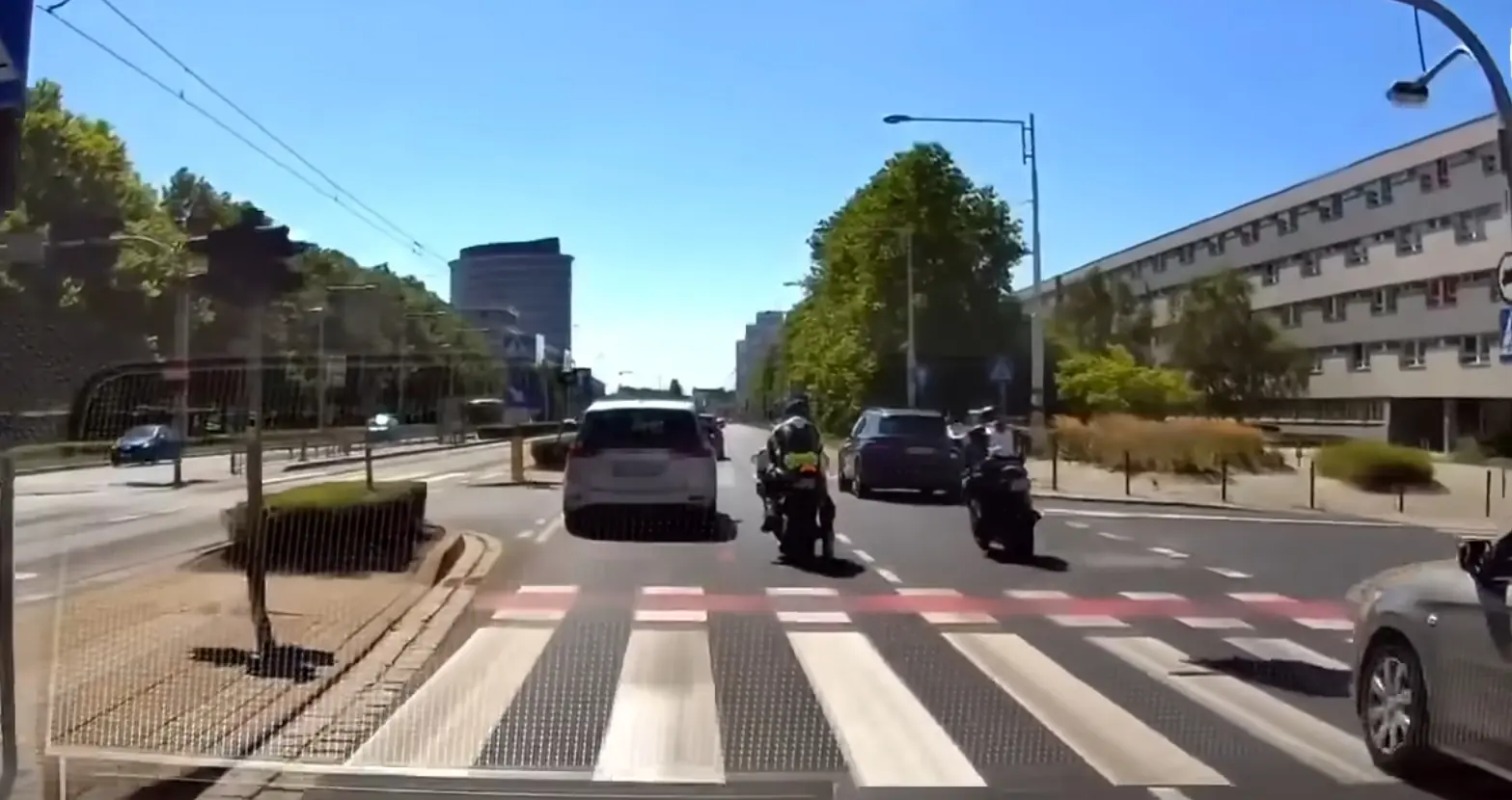 Mootorrattur lõhkus auto küljepeegli, teine sõimas juhil näo täis ja rohkem neil autoga asja polnudki
