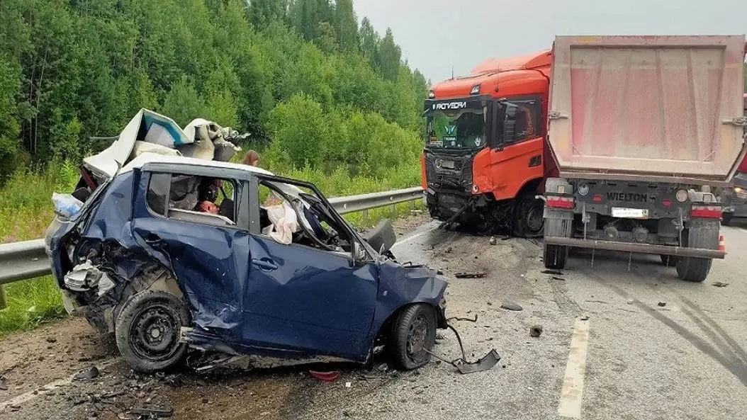 Rängas kokkupõrkes veoautoga sai autotäis inimesi surma ja teine viidi kiirabiga reanimatsiooni
