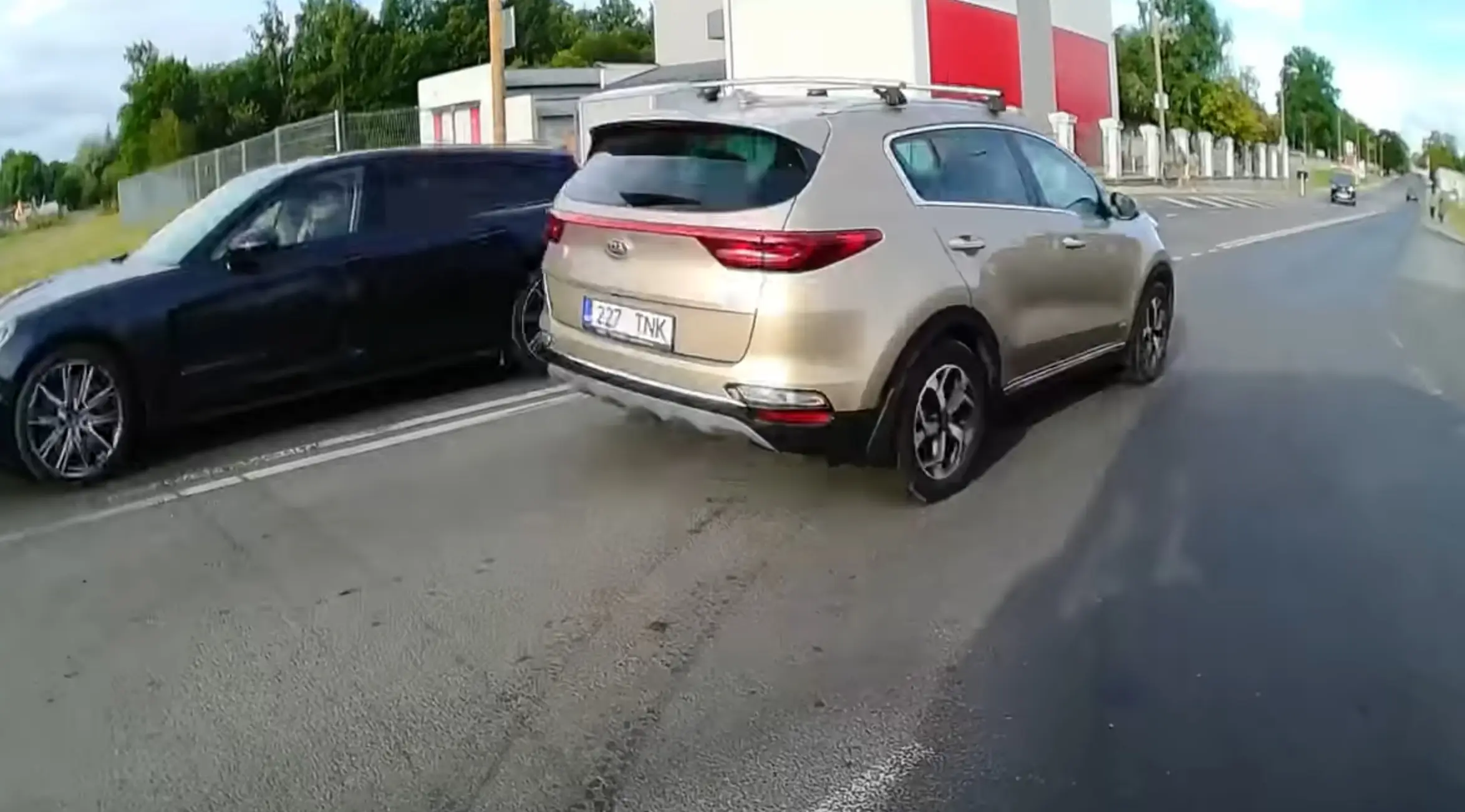 Kas seda autot juhtiv tšikk leidis oma load kartulikrõpsude vahelt?
