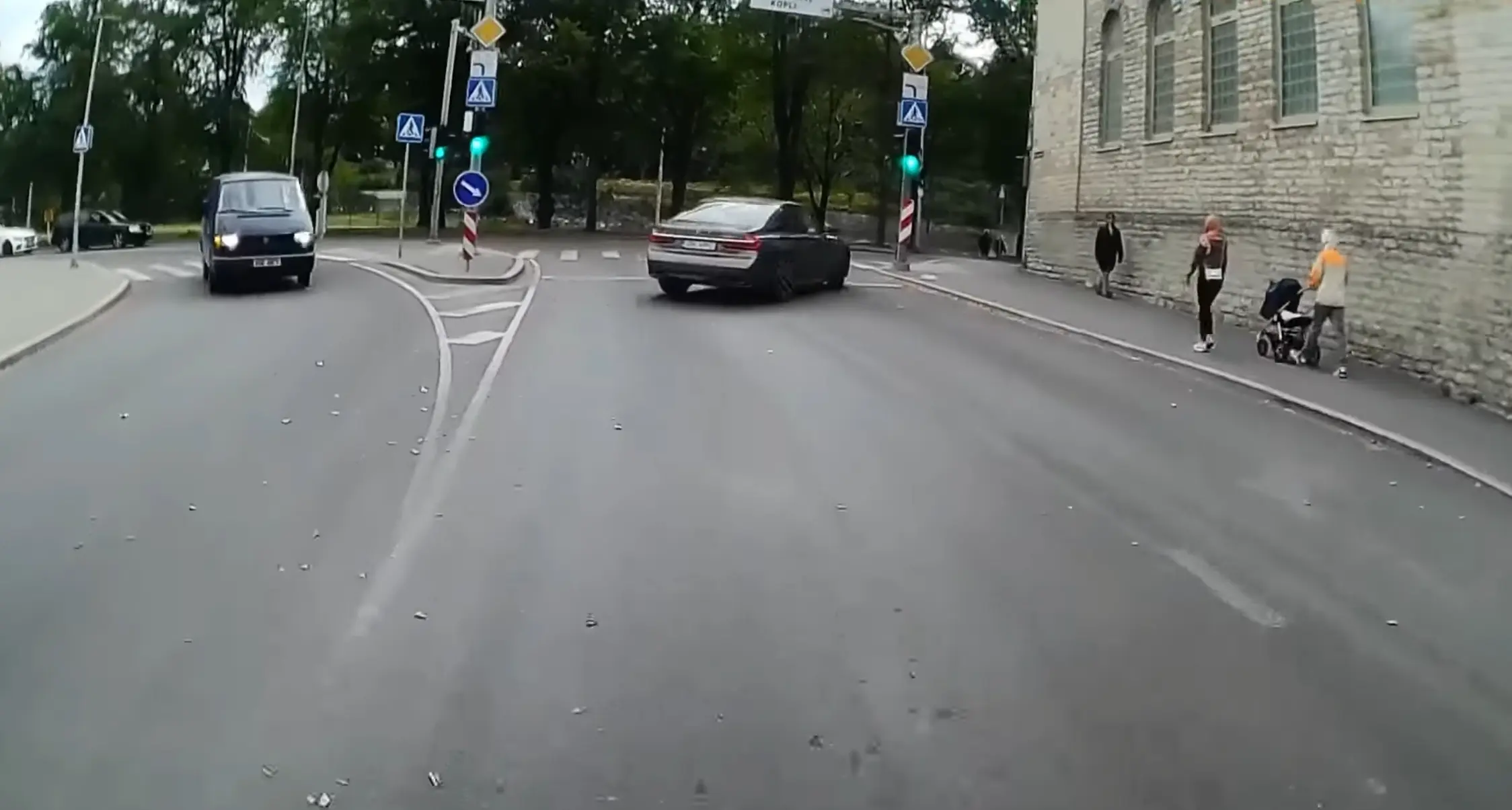 Nii sõidetakse ummikust mööda, kus kümned teised viisakalt oma järjekorda ootavad
