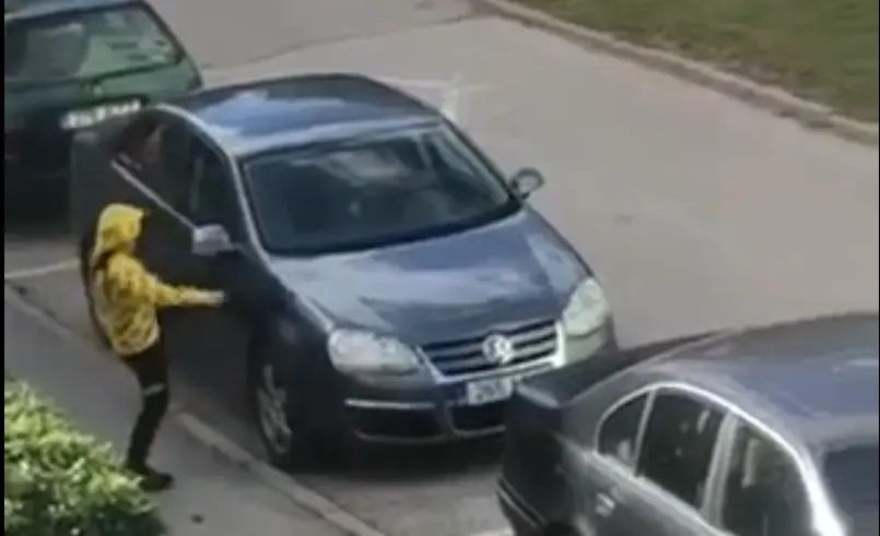 Tartus käis mingi naga autosid jalaga mõlki tagumas