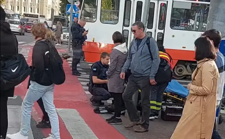 Video eilsest raskest avariist Vabaduse väljakul, milles mopeedijuht jäi trammi alla