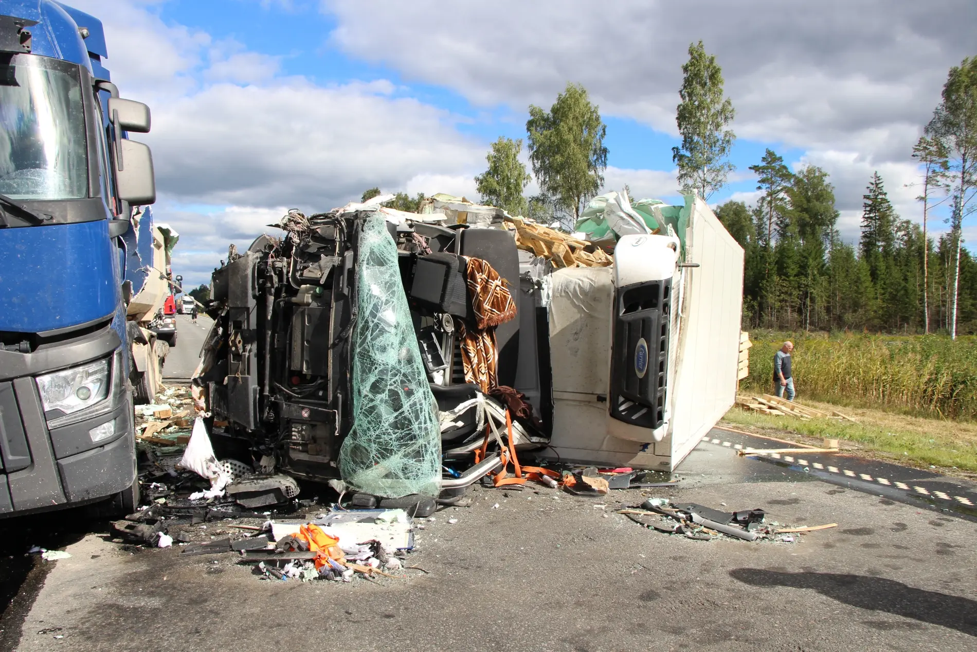 Pärnumaal toimus suur liiklusõnnetus. Tee on suletud!