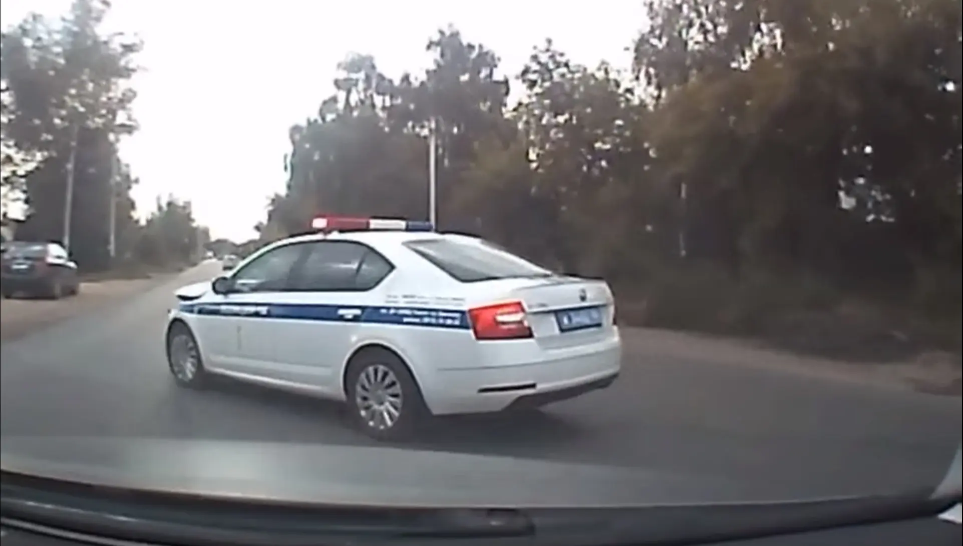 Narkar ärandas politseiauto, kihutas sellega vilkurite välkudes ringi ning tegi mitu avariid