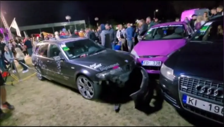 Lätis sõitis auto rahvasse