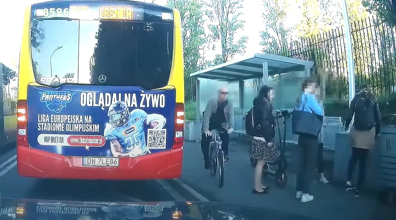 Jalgrattur võinuks ka hunnikusse sõita, olnuks showd juba täie raha eest