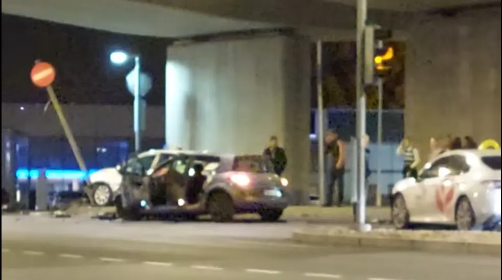 Video öösel toimunud Renault ja kahe Toyota kokkupõrkest
