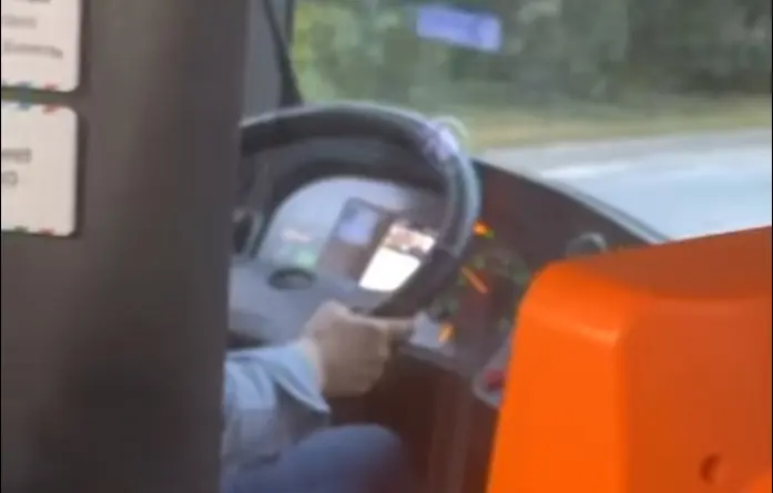 Bussijuht vahtis videosid ja jäi graafikust maha. Sõitjaid jäid igale poole hiljaks