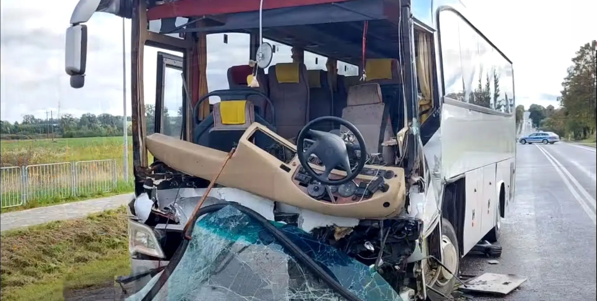 Lapsi täis buss sõitis rekale tagant sisse