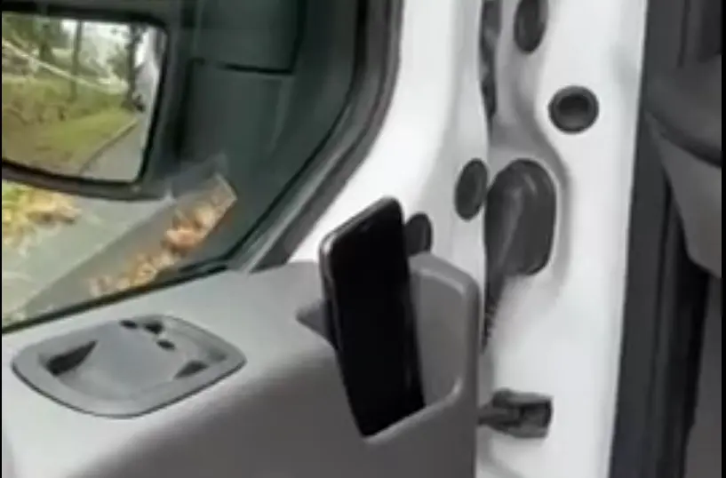 Mugav uksetasku telefoni hoidmiseks Ford Transitis