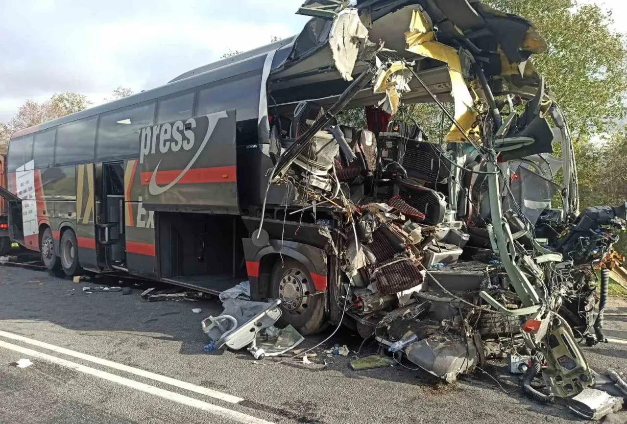 LuxExpressi buss sattus raskesse avariisse. 20 vigastatut, bussijuht hukkus