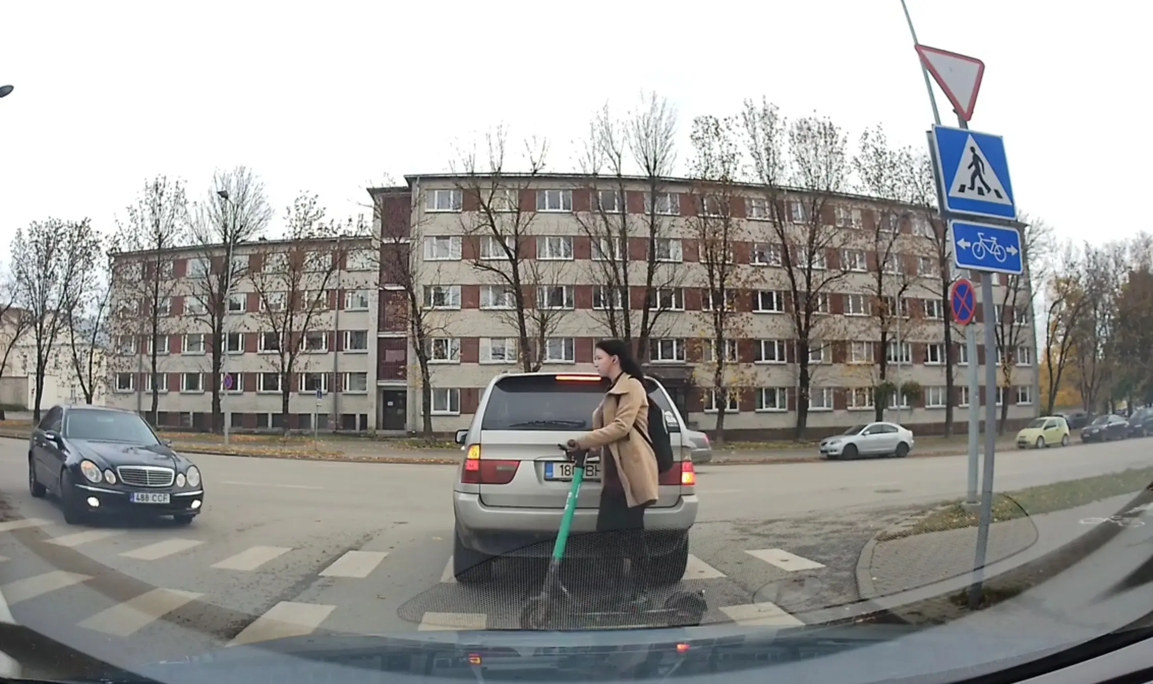 Tšikk elektritõuksib mersusse ja üritab siis sündmuskohalt jalga lasta