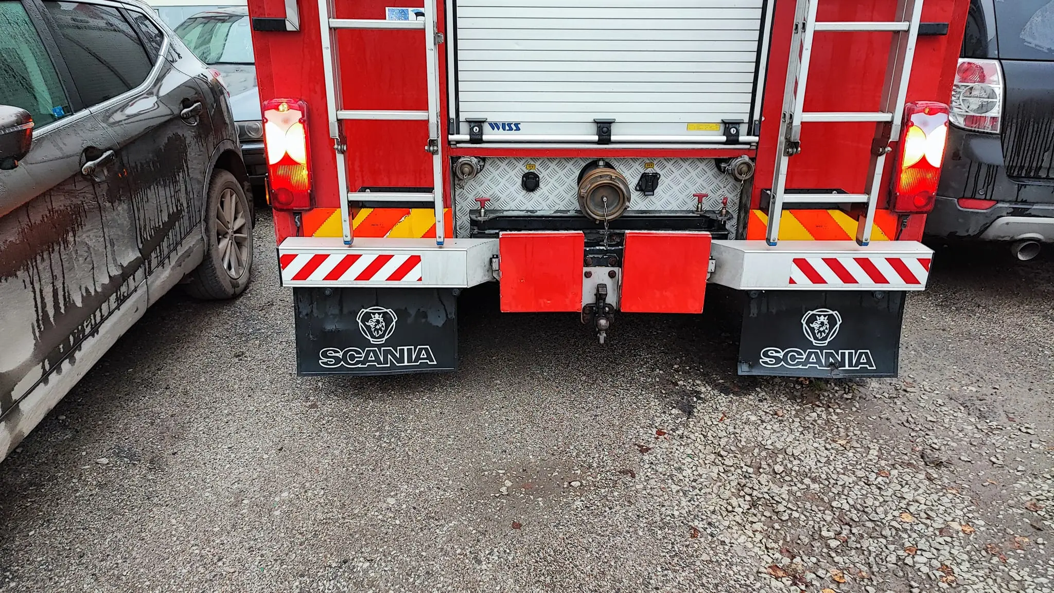 Vaata, kuidas päästjad peavad põlevale objektile lähenemiseks pargitud autode vahel ukerdama