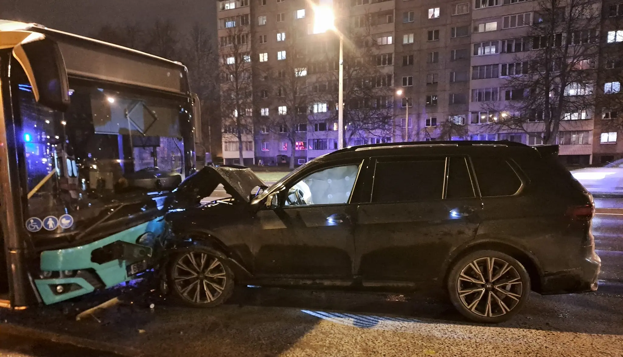 Video eileõhtusest avariist Lasnamäel, milles kolm inimest sai vigastada