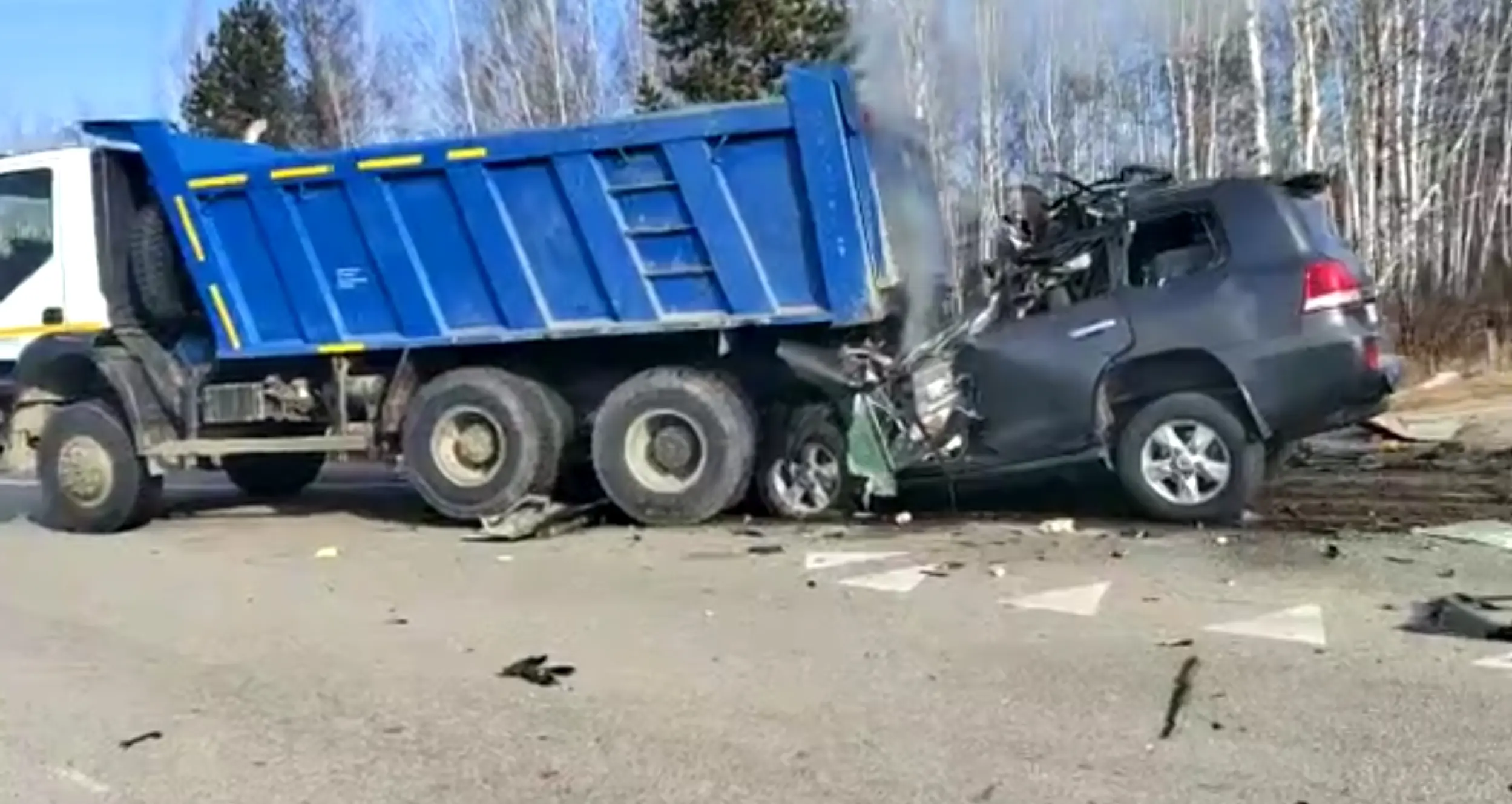 Land Cruiser sõitis isekallutajale tagant sisse ja süttis põlema. Juht põles sisse