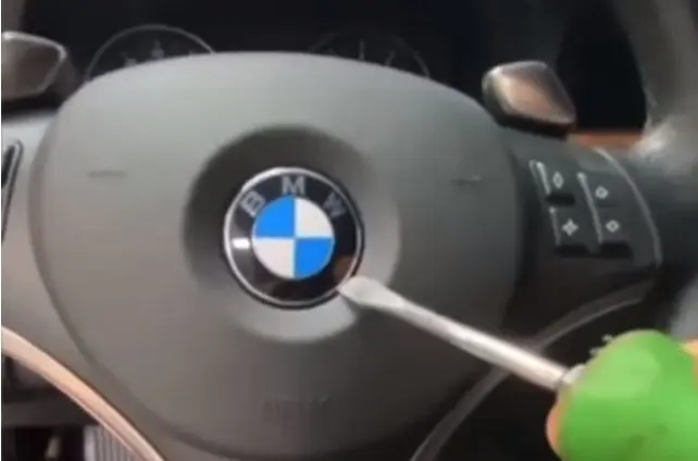 Vaata, kuidas eemaldada roolilt BMW märki