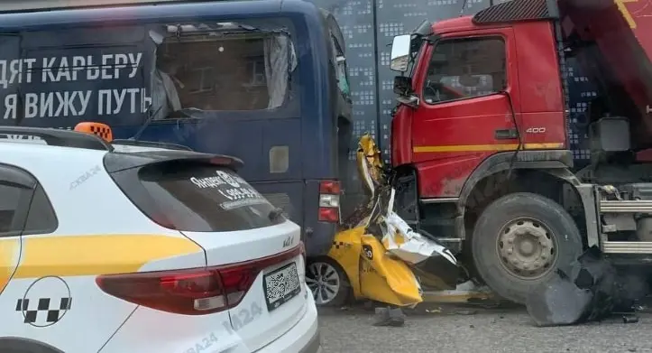 Taksos viibinud kaks inimest litsuti liinibussi ja veoauto vahel laiaks