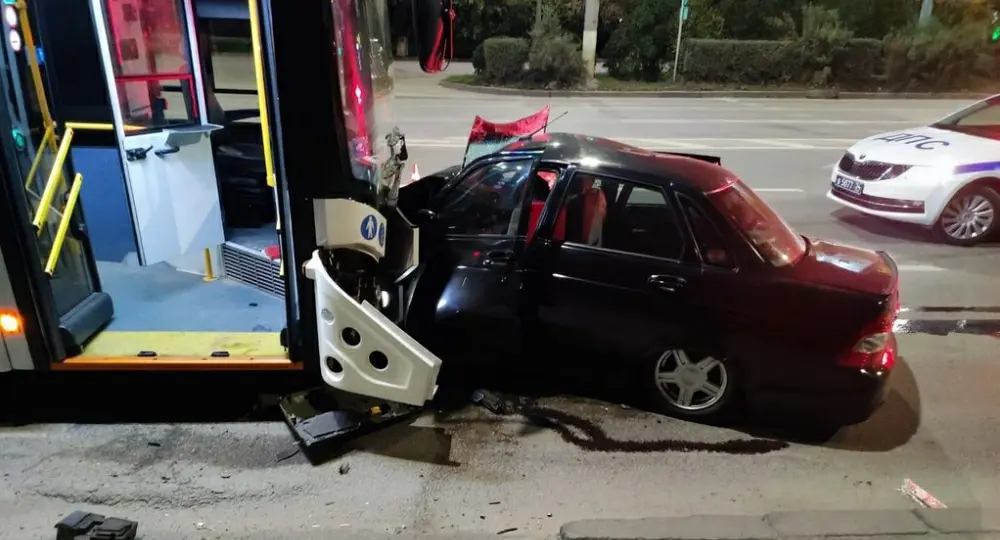 Vastassuunavööndisse sõitnud ja trollibussiga kokku põrganud sõiduautos said kaks noort surma