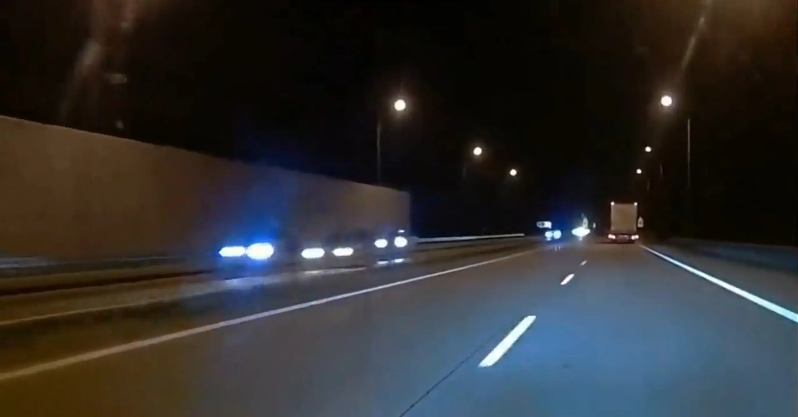 Vaata, kuidas ei tohi absoluutselt käituda, isegi kui auto juhtub täiesti otsad andma