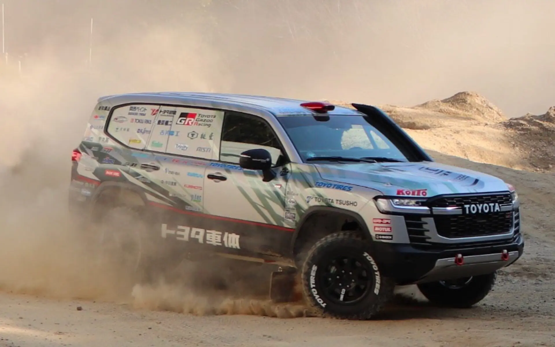 Toyota Land Cruiseri peaaegu seeriaversioonid valmistuvad osalema Dakari rallil