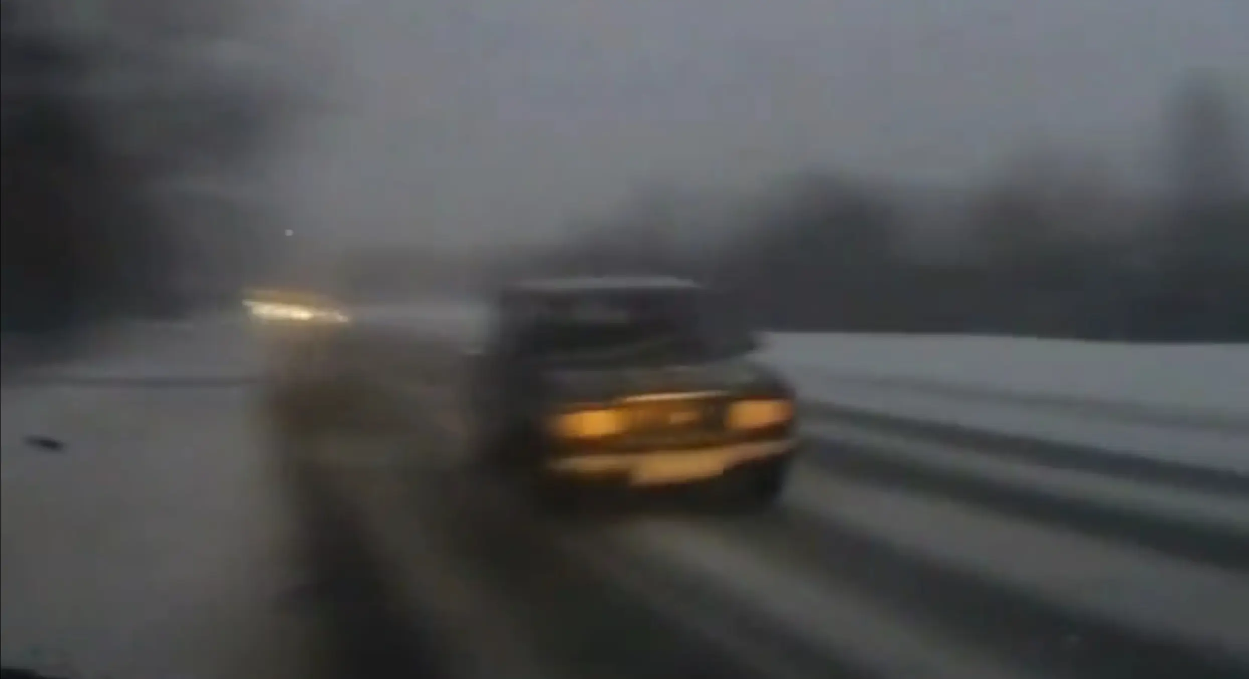 Väga räme napikas libedal teel