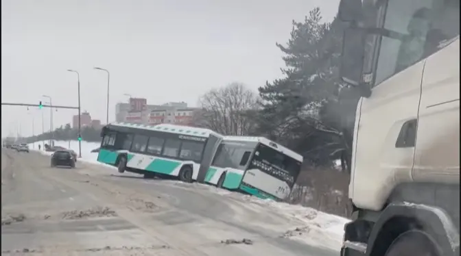 Linnaliinibuss libises teelt kraavi